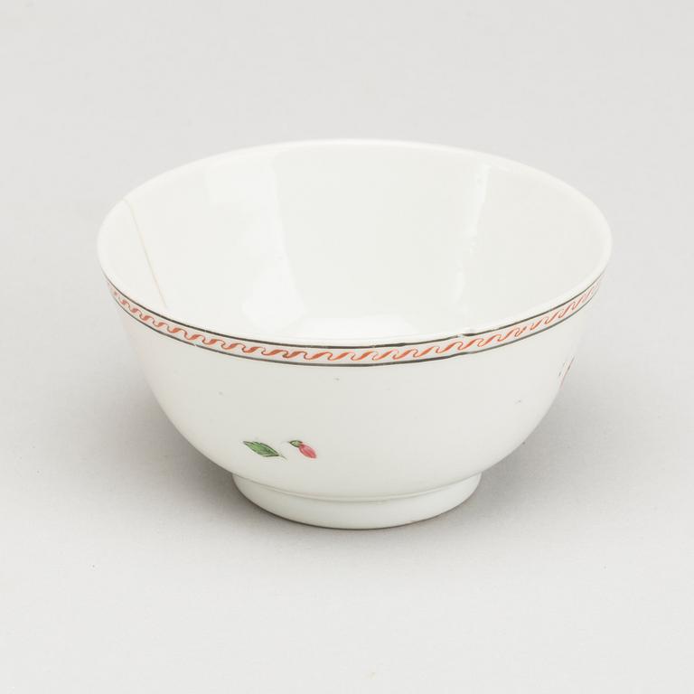 A SET OF 3 CHINESE PORCELAIN FROM THE 18/19TH CENTURY.