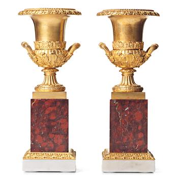 137. A pair of French Empire urns, beginning of the 1800's.