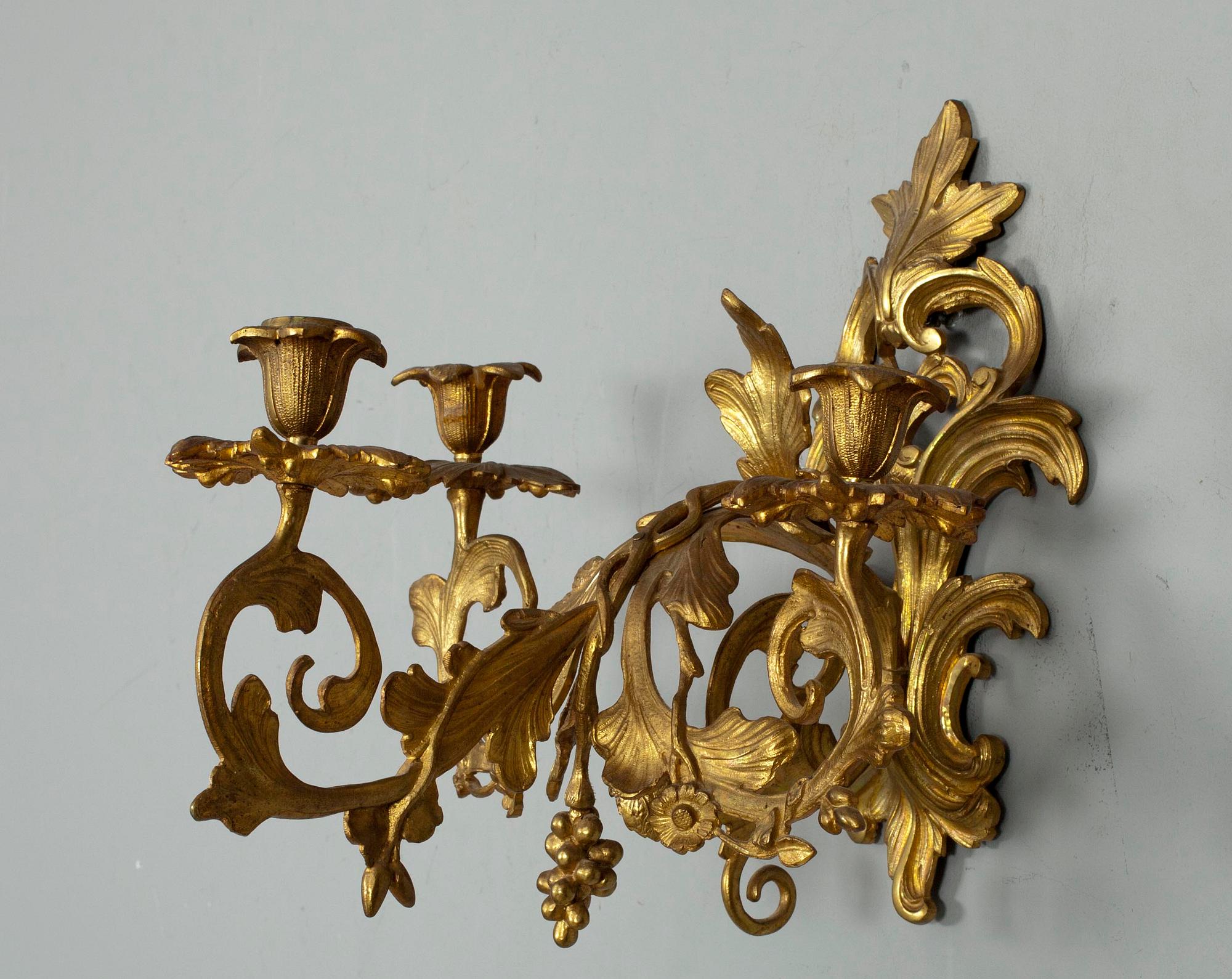 VÄGGKANDELABER, för 3 ljus, förgylld brons, ca 1850.
