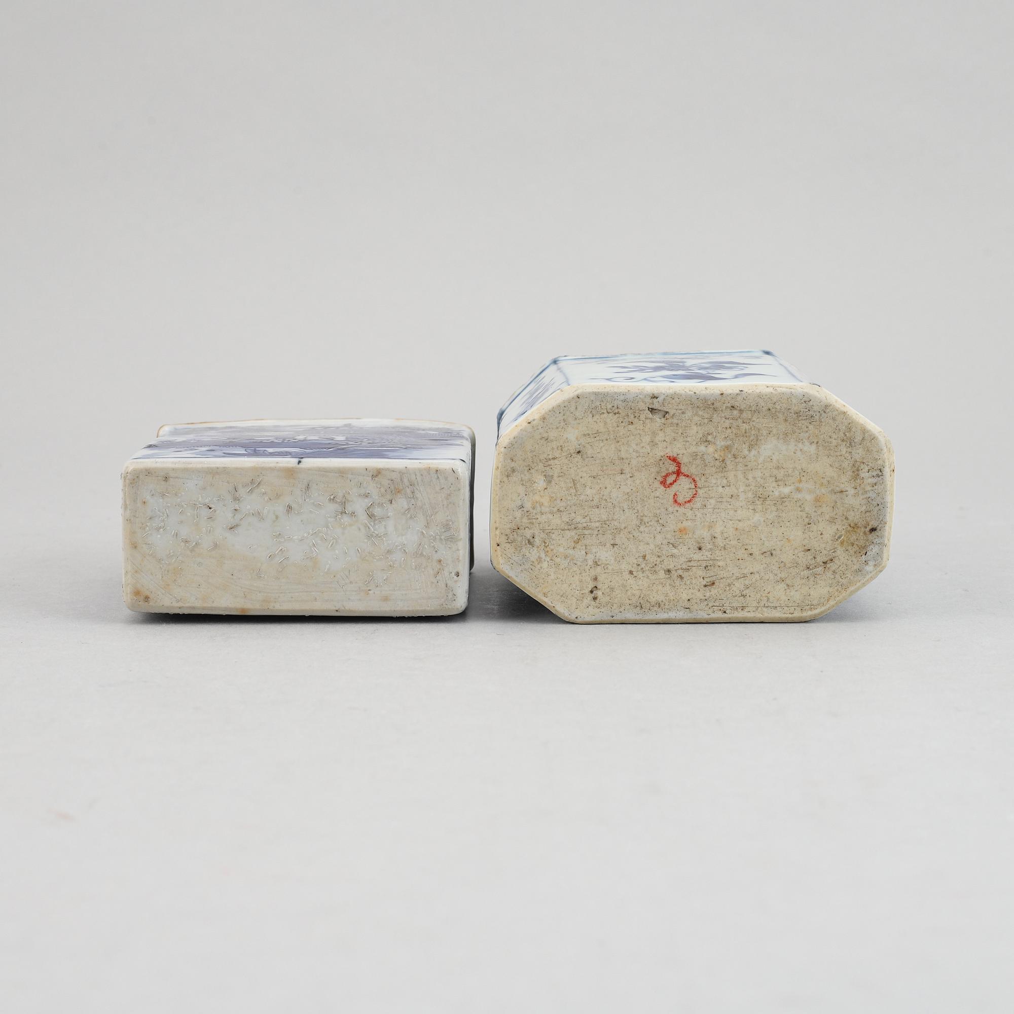Two blue and white export porcelain tea caddies, Qing dynasty, 18th century.