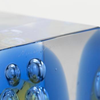 Oiva Toikka, an annual glass cube, signed Oiva Toikka Nuutajärvi 2007, 346/2000.