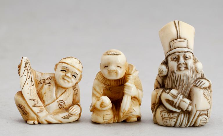 NETSUKER, 3 st, elfenben, Japan, 1800-tal.