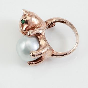 RING, 14K roséguld, south sea pärla och smaragder.