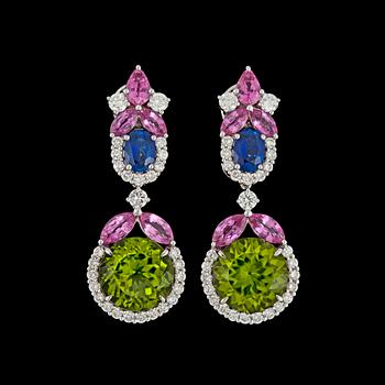 1053. A pair of peridote, tot. 14.48 cts, blue sapphire, tot. 6.80 cts and brilliant cut diamond earrings, tot. 1.95 cts.