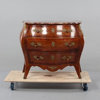 BYRÅ, rokokostil, omkring 1900-talets mitt.