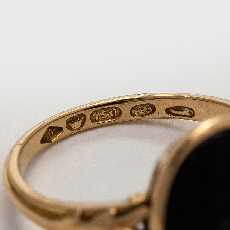 Ring, onyx, 18K guld. A. Tillander, Helsingfors 1942.