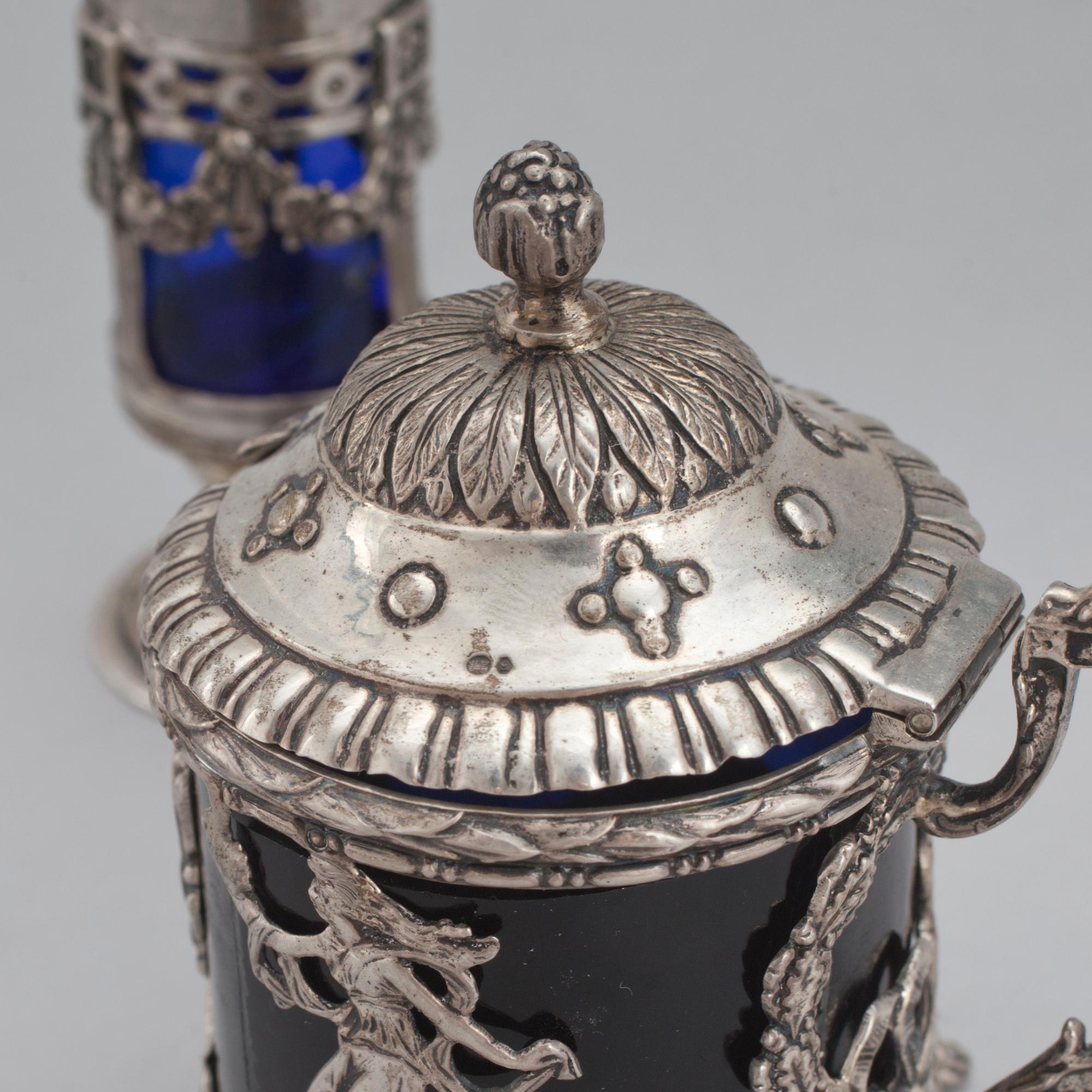 SALTSTRÖARE OCH SENAPSBURK, silver, bär svenska importstämplar, 1800-talets andra hälft. Total vikt ca 205 gram.