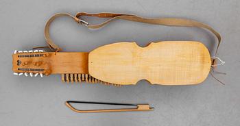 NYCKELHARPA MED STRÅKE, 1900-talets senare del.