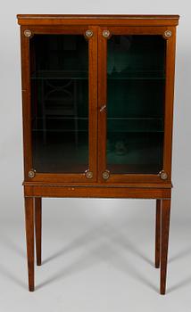 VITRINSKÅP, gustaviansk stil, 1900-talets mitt.
