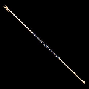 ARMBAND, 18 k guld, med briljanter och blå stenar. Tot vikt ca 9 g.