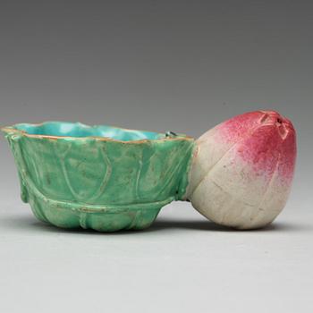 PENSELBAD med VATTENDROPPARE, porslin. Qing dynastin, 1800-tal.