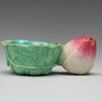 A lotusbud water dropper and basin, Qing dynasty, 19th Century.