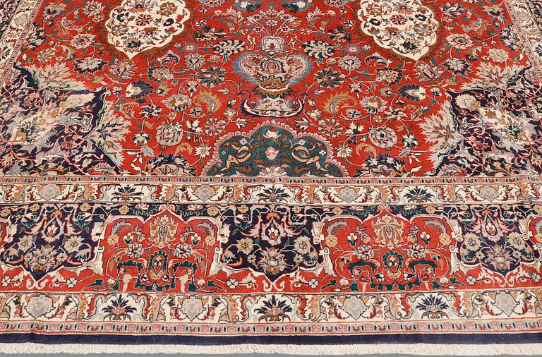 A Tabriz carpet, part silk, approx. 415 x 300 cm.