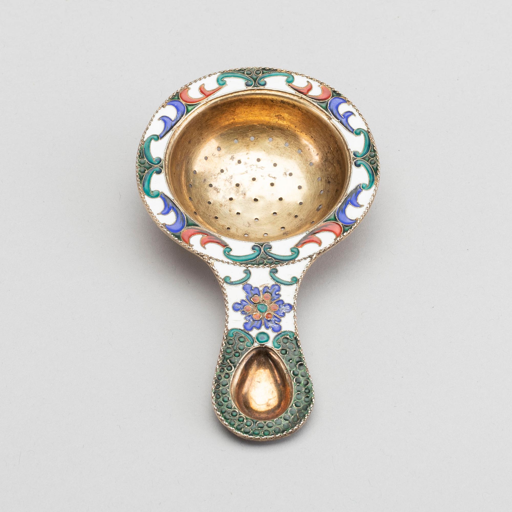 A russian cup and strainer in silver and enamel from 1896 and after 1958.