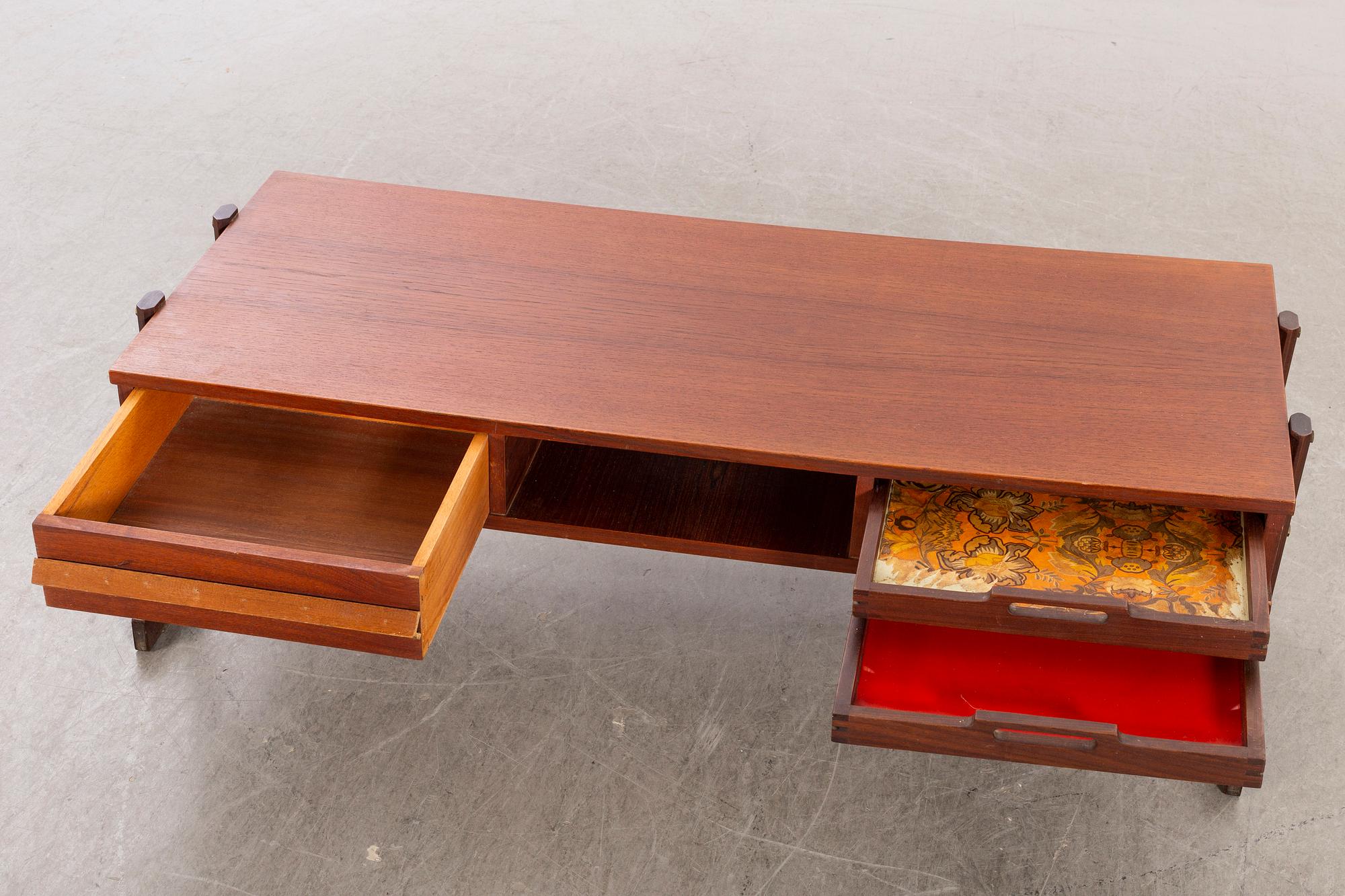 A MID 20TH CENTURY COFFEE TABLE,