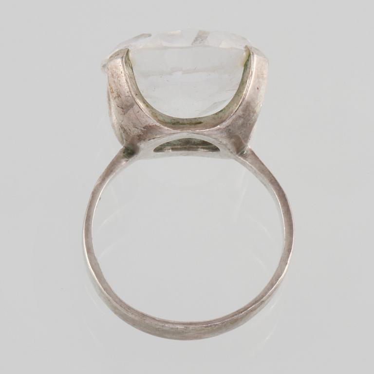 RING, silver med fasettslipad bergkristall, H Svedbom, Vetlanda 1971. Vikt 5,8 gram.