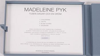 Madeleine Pyk, "Tusen dagar och en dröm", mapp med fyra färglitografier samt bok.