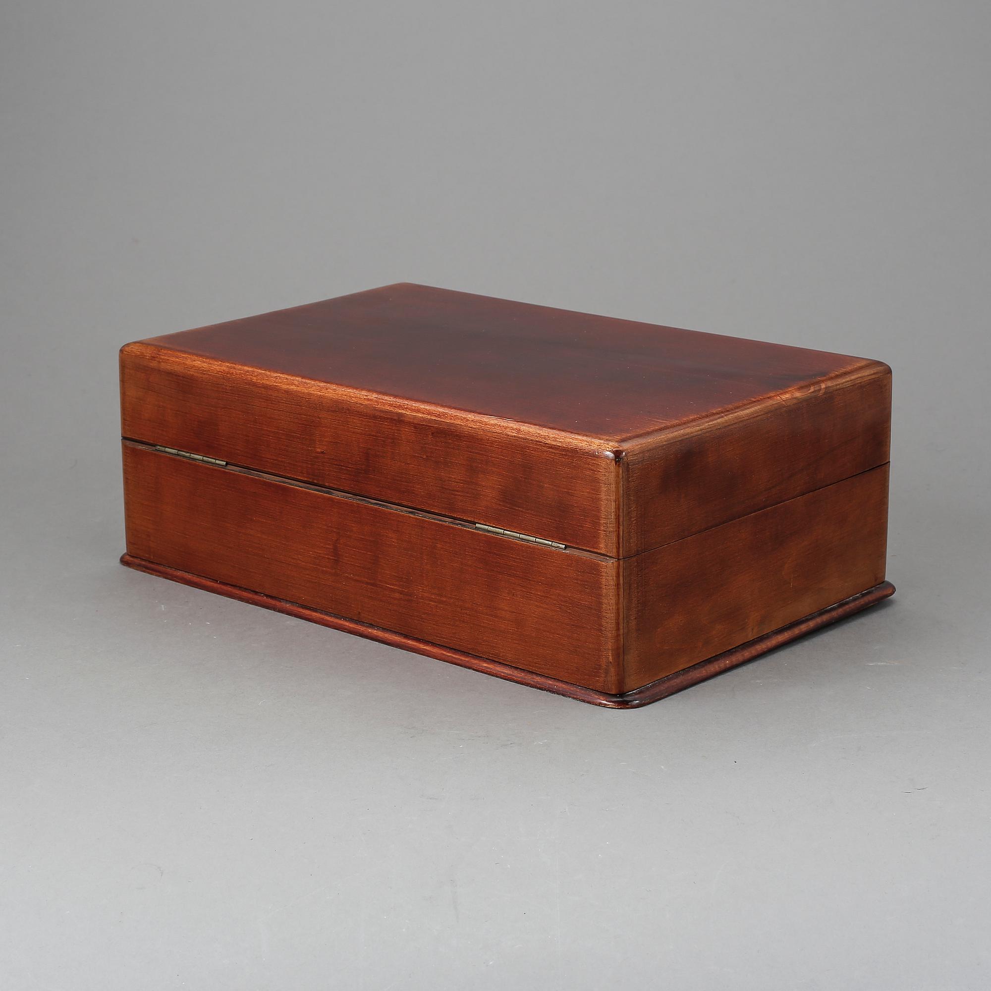 SPELSCHATULL MED OLIKA SPEL, sannolikt 1920-tal.