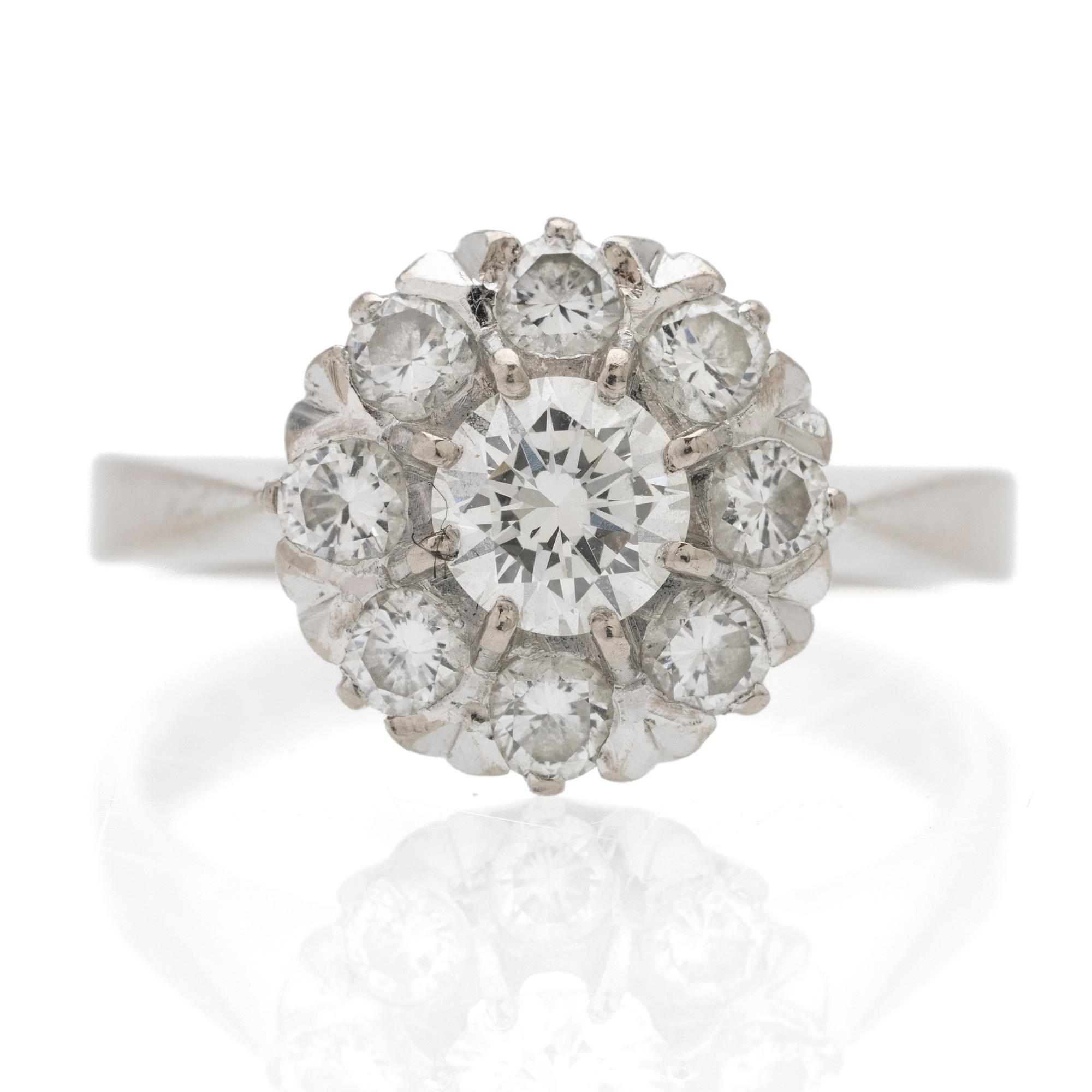 Ring Carmosé 18K vitguld med runda briljantslipade diamanter.