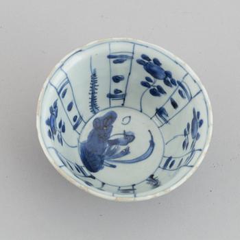 A blue and white porcelain 'Kraak ware', 'Crowcup' Ming dynasty, Wanli (1572-1620).