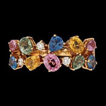 133. A multi coloured sapphire, tot. 3.70 cts, and brilliant cut diamond ring, tot. 0.28 cts.