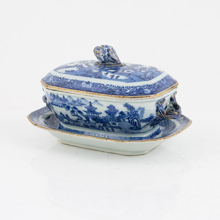 A Chinese export blue and white small tureen with cover and stand, Qingdynasty, Qianlong (1736-95).