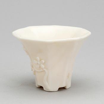 VINOFFERBÄGARE, blanc de chine. Qing dynastin, sannolikt Kangxi (1662-1722).