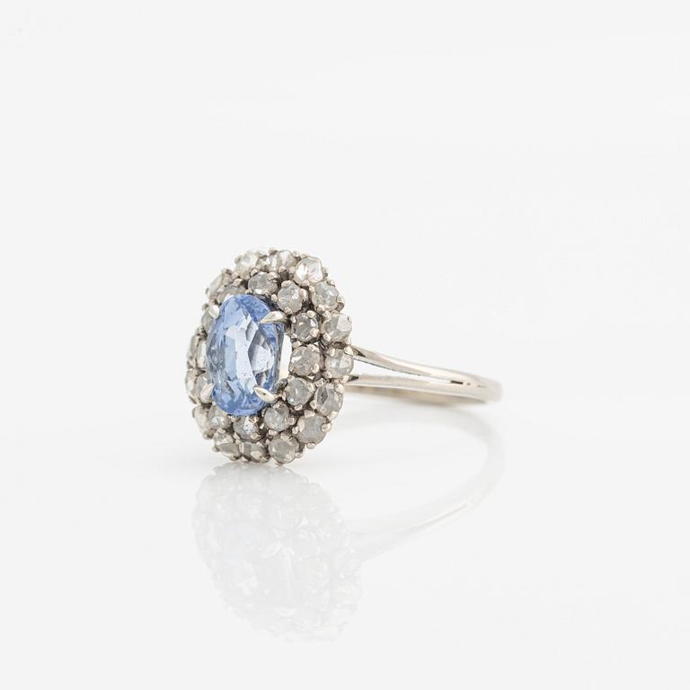 Ring, carmine ring with oval sapphire and rose-cut diamonds.