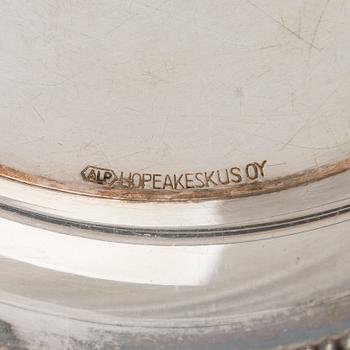 Lasinalusia, 18 kpl, cocktaillusikoita, 7 kpl, hopea, ja pullonalusia 3 kpl, alpakka, suomalaiset valmistajat, 1930-luku.