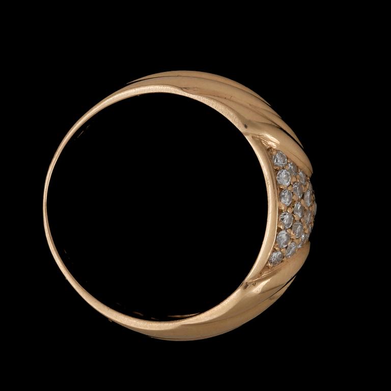 RING, 18k guld, ca 23 små briljantslipade diamanter, Engelbert Heribert AB, Stockholm 1986. Tot vikt ca 6,4g.