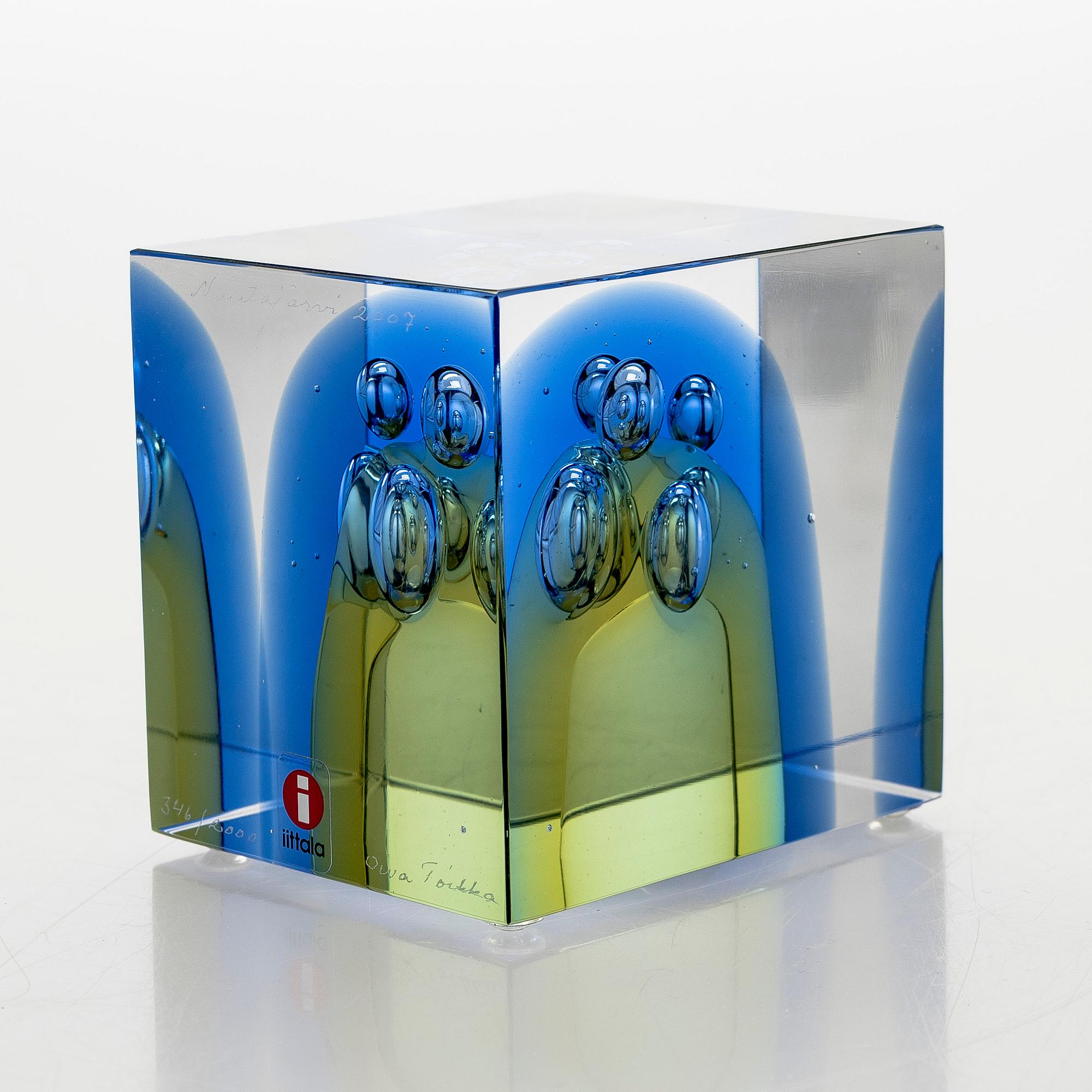 Oiva Toikka, an annual glass cube, signed Oiva Toikka Nuutajärvi 2007, 346/2000.
