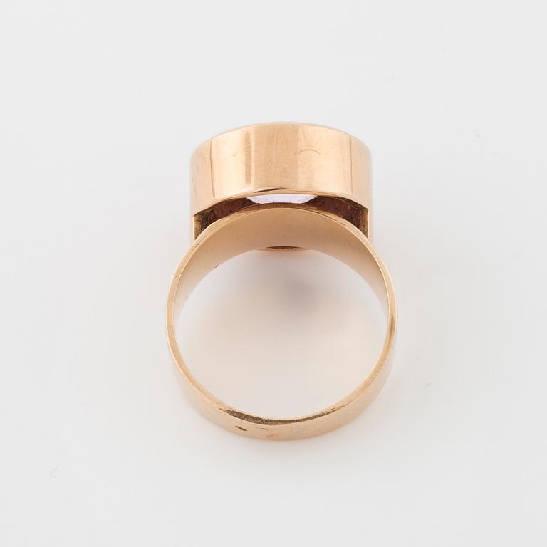 RING, med fasettslipad rosa sten.