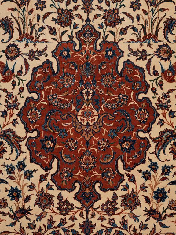 A CARPET, a semi-antique Esfahan, ca 227 x 152,5 cm (as well as the ends with ca 1½ and ½ cm flat weave).