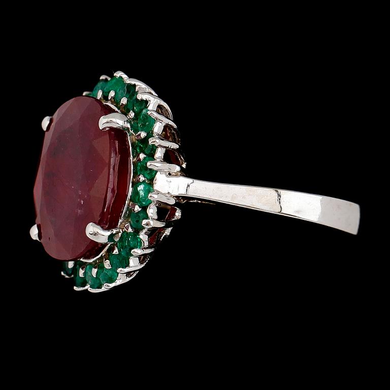 RING, 14 k guld, rubin ca 7.75 ct, smaragder tot ca 1.00 ct.