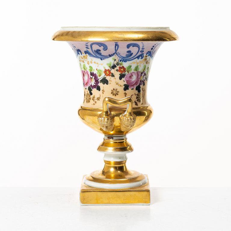 A porcelain urn, Empire, first half/mid 19th century.