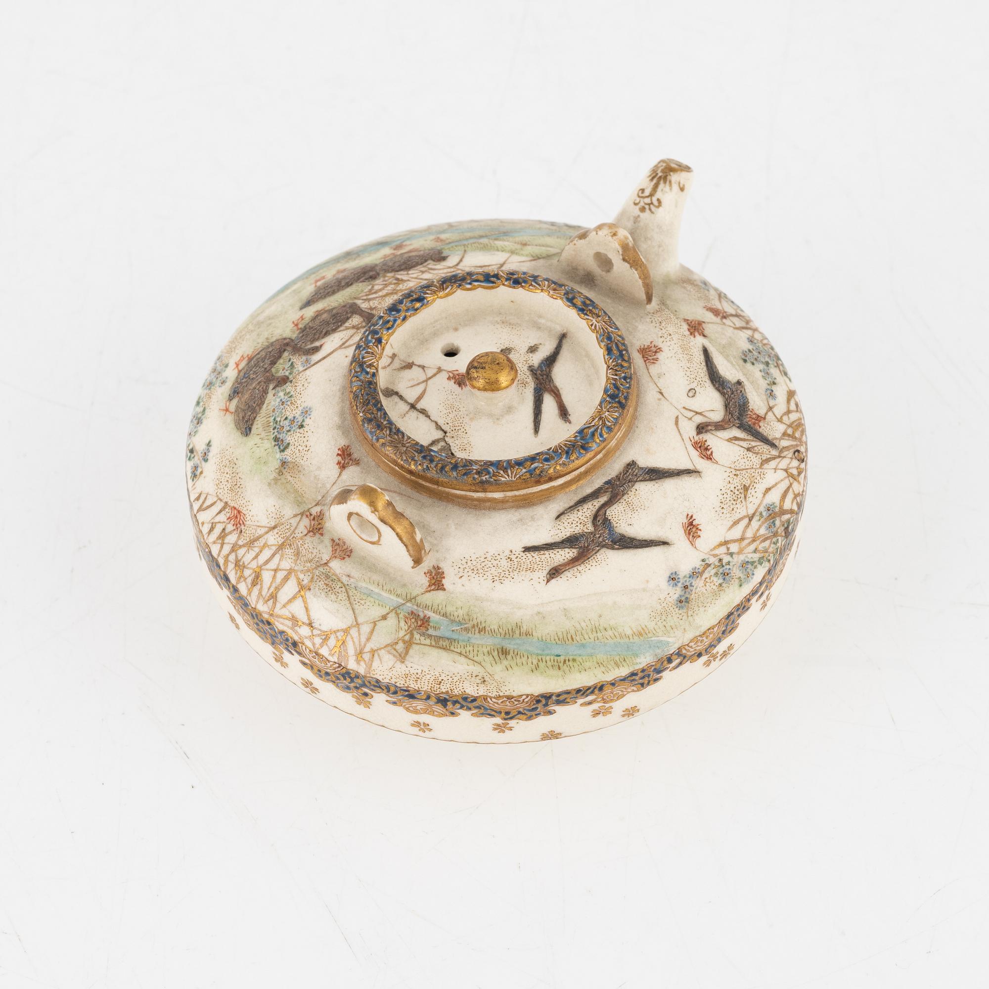 A small Satsuma teapot, probably Meiji (1868-1912).