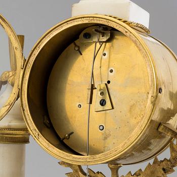 A MANTEL CLOCK, first half of the 19th century.