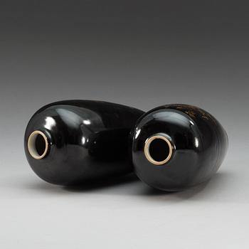 A pair of vases, late Qing dynasty.