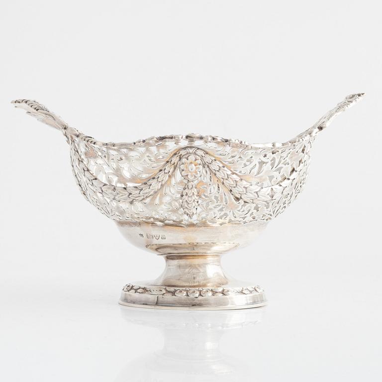 An English silver basket/bowl, mark of George Nathan & Ridley Hayes, Chester 1905.