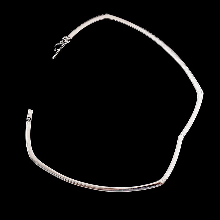 ARMRING, 18 k vitguld, briljantslipade diamanter. Vikt ca 10,6 g.