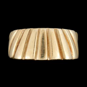 RINGAR, 2st, 14k guld, en med blå sten. Totalvikt 11,8g.