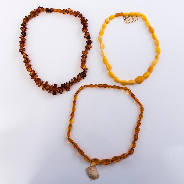 KAULAKORUJA, 3 kpl, ja RINTANEULOJA, 2 kpl, meripihkaa, Neuvostoliitto 1980-luku.