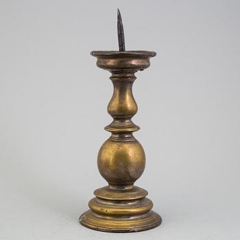 A 15TH CENTURY BRONZE CANDLESTICK.