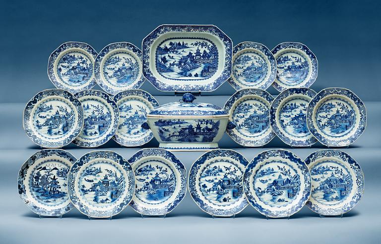 A part blue and white dinner service, Qing dynasty, Qianlong (1736-95). (18 pieces).