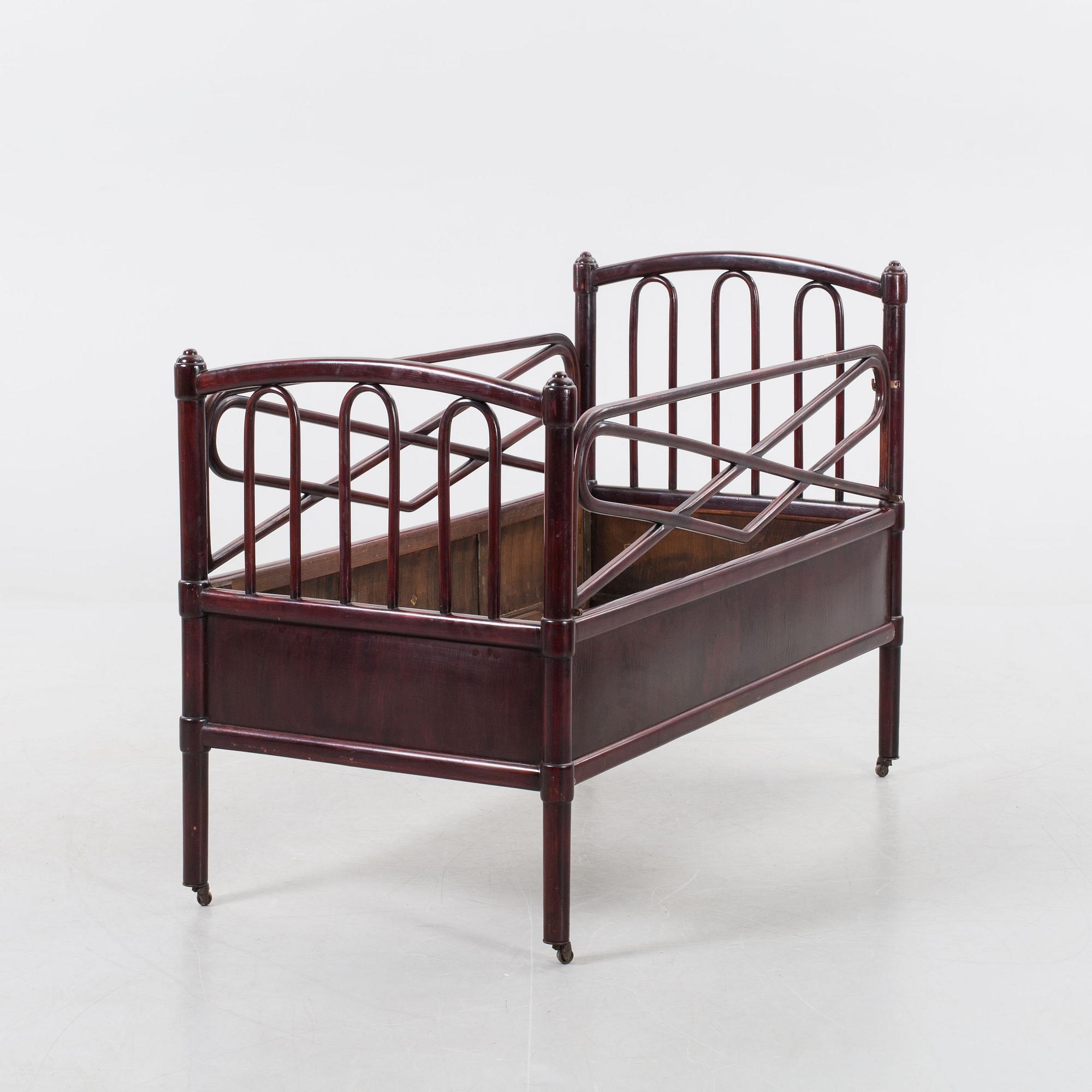 BARNSÄNG, etikettmärkt Thonet omkring 1900.