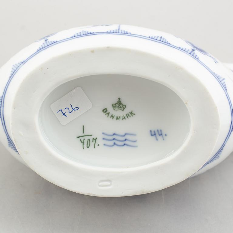 A 'Blue Fluted' / 'Musselmalet' porcelain sauce boat with stand, Royal Copenhagen, model 407, 1893-1900 and 19th century.
