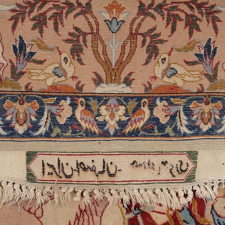 Matto, semi-antique/Old Esfahan figural, signed, ca 154,5 x 106,5 cm ( ca 2,5-3,5 cm flat weave at the ends).