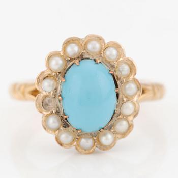 Ring in 18K gold with a turquoise-coloured stone and pearls.