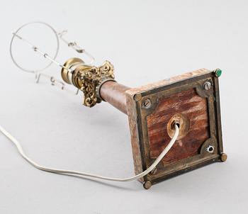 BORDSLAMPA, marmor och bronserad metall, 1900-talets första hälft.