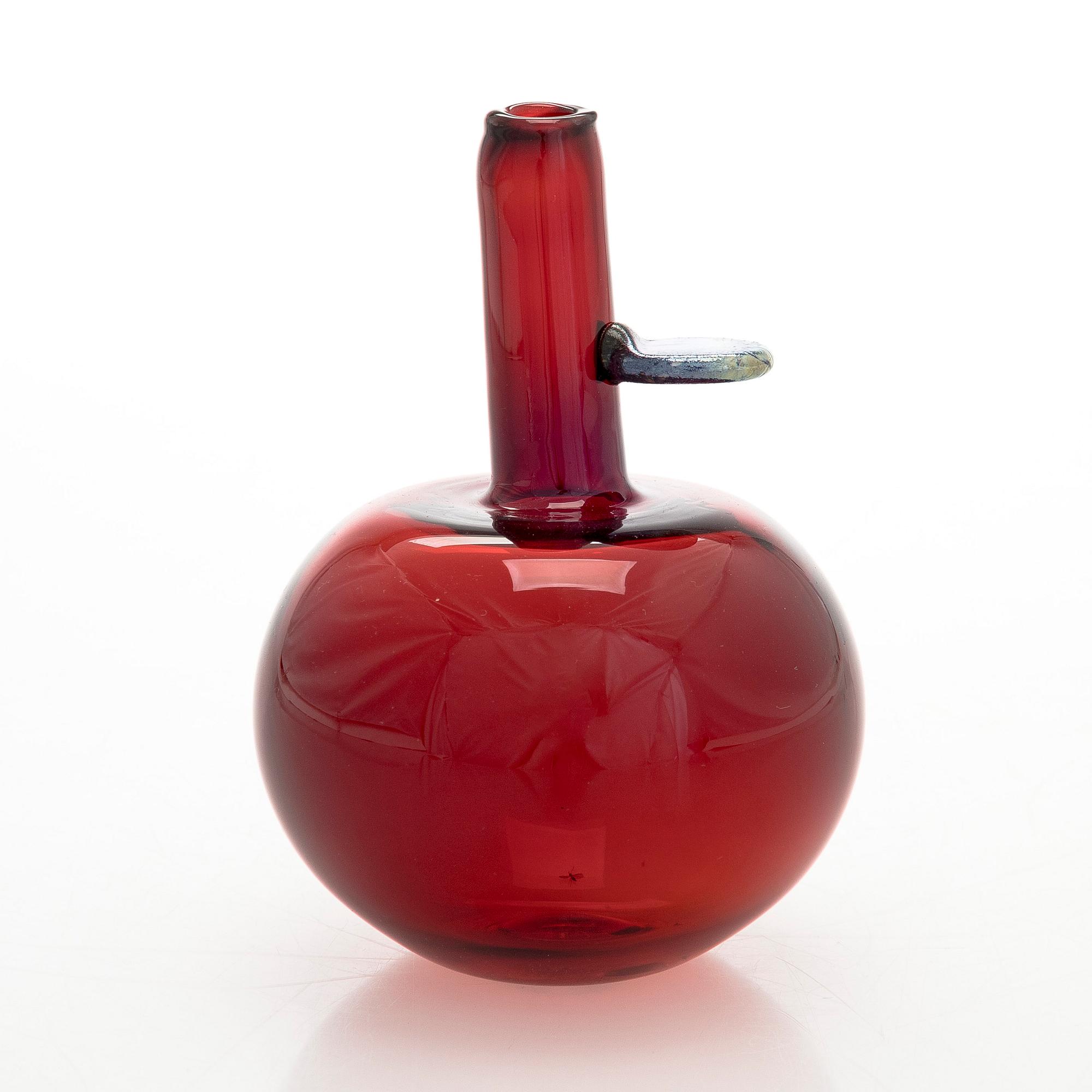 Oiva Toikka, a glass sculpture, "Apple" signed O. Toikka Iittala.